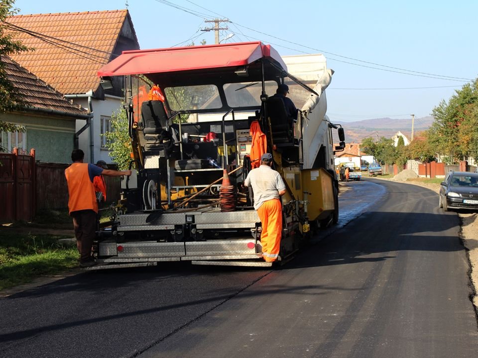 Elkezdődtek az útfelújítási munkálatok, további útszakaszokat aszfaltoznak le a közeljövőben Orbaiszéken • Fotó: Kovászna Megye Tanácsának sajtóirodája