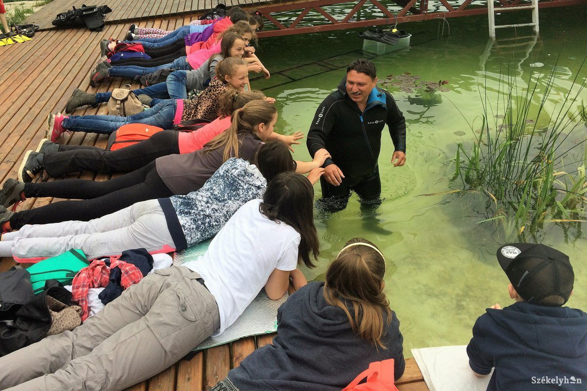 Vízközelben, halak társaságában. Szabó Jenő búvár egyedülálló élményt nyújt az érdeklődőknek &bullet;  Fotó: Bíró Blanka