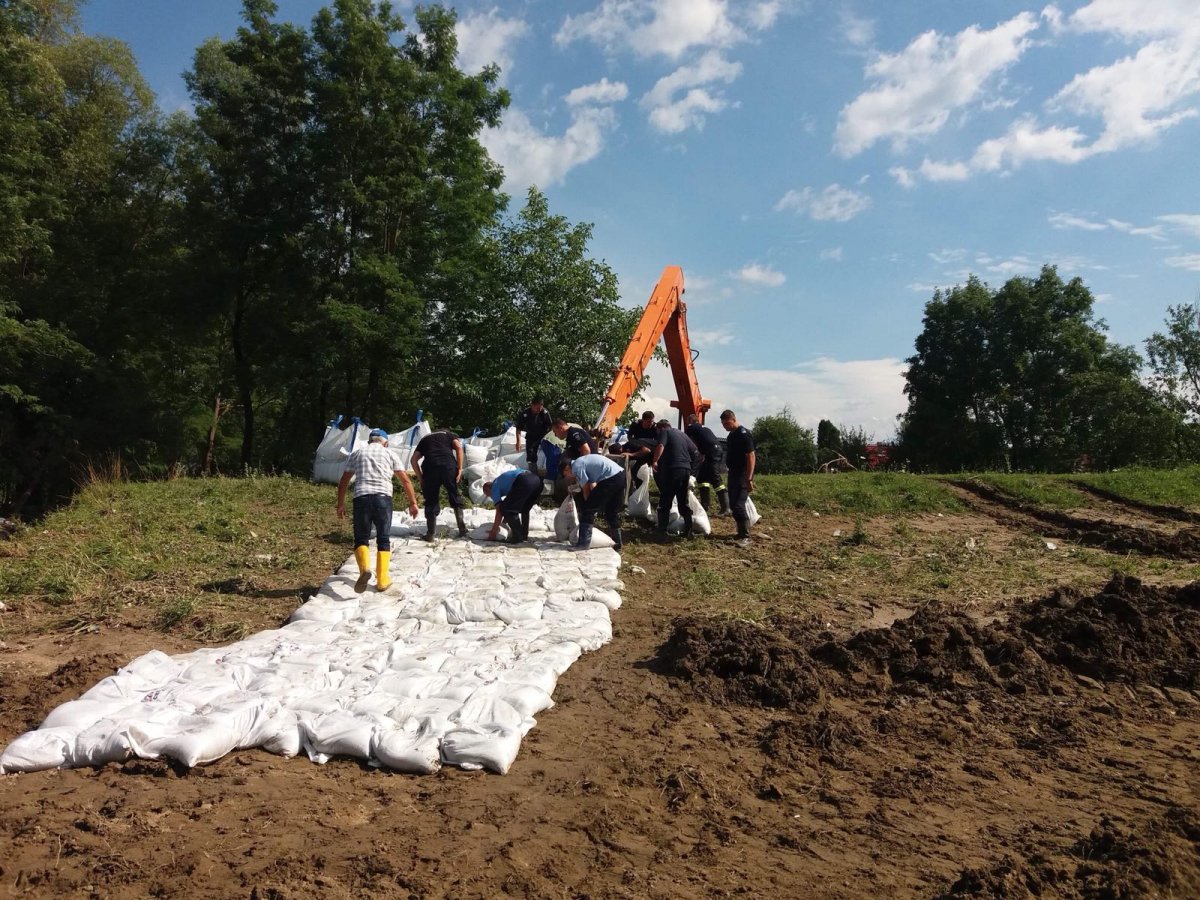 Homokzsákokkal tartják medrébe a vizet. Archív •  Fotó: Kovászna megyei tűzoltóság
