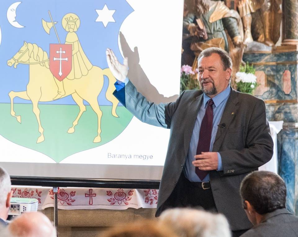 Szekeres Attila István előadást tart Gelencén, a Szent László-konferencián 2017 júniusában •  Fotó: Vargyasi Levente
