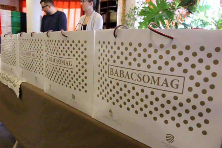 Magyar találmányok a Háromszéken átadott babacsomagokban