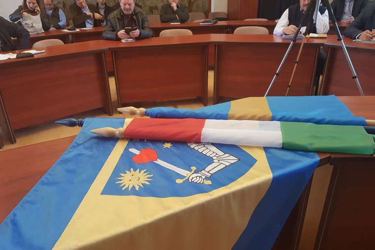 A sepsiszentgyörgyi román művelődési élet személyiségei álltak ki a városzászló mellett