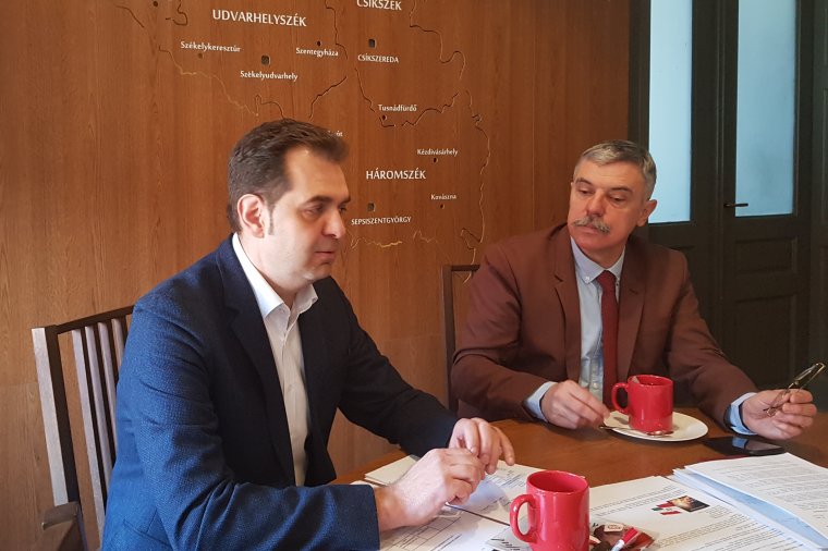 Szív alakú piros-fehér-zöld lobogókat helyeznek ki az oszlopokra