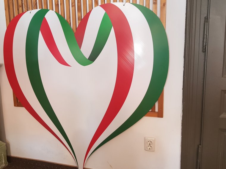 Szív alakú lobogókkal üzennek a prefektusnak – nyomatékosítanák a határozatot, hogy a kisebbségek használhatják jelképeiket