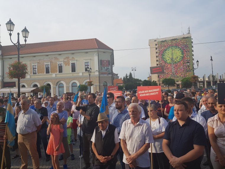Újabb tiltakozás a magyarellenes megnyilvánulások ellen – Székelyudvarhelyen folytatódik a tüntetéssorozat
