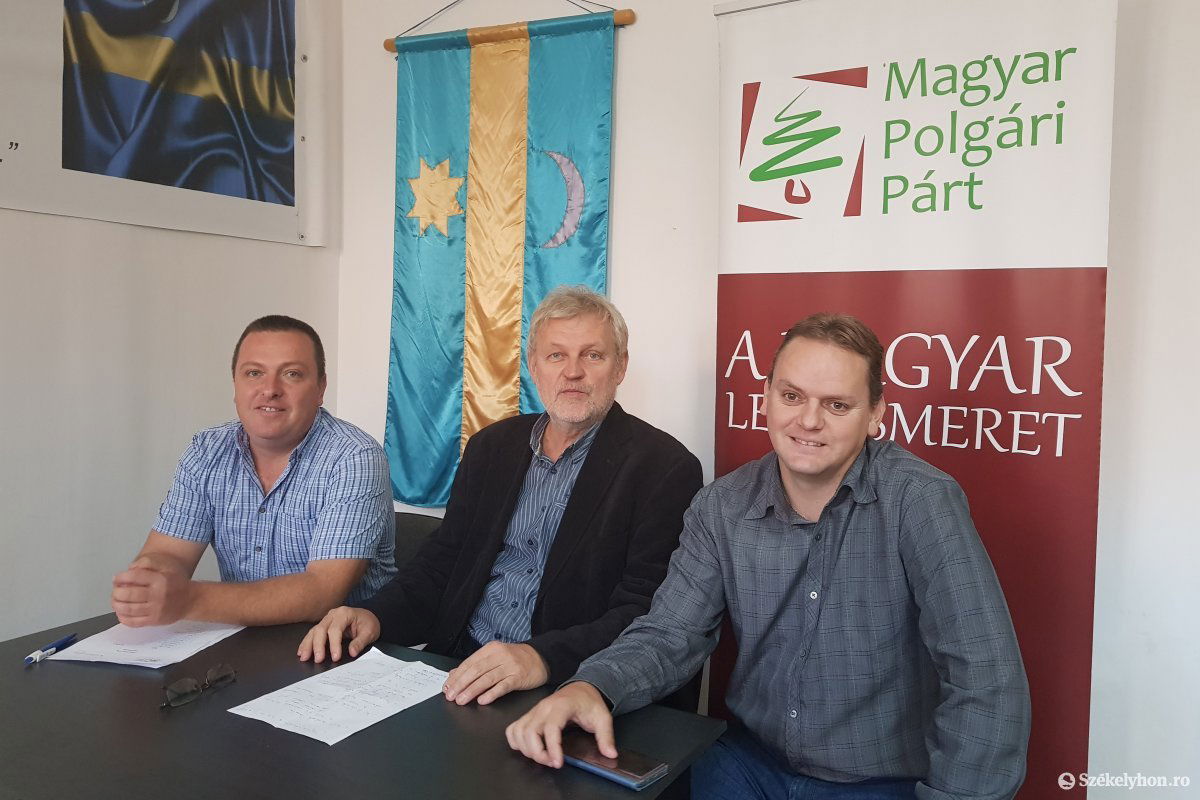Csáki Attila Kovászna megyei, Pethő István választmányi, Nagy Gábor Levente sepsiszentgyörgyi MPP-elnök •  Fotó: Bíró Blanka