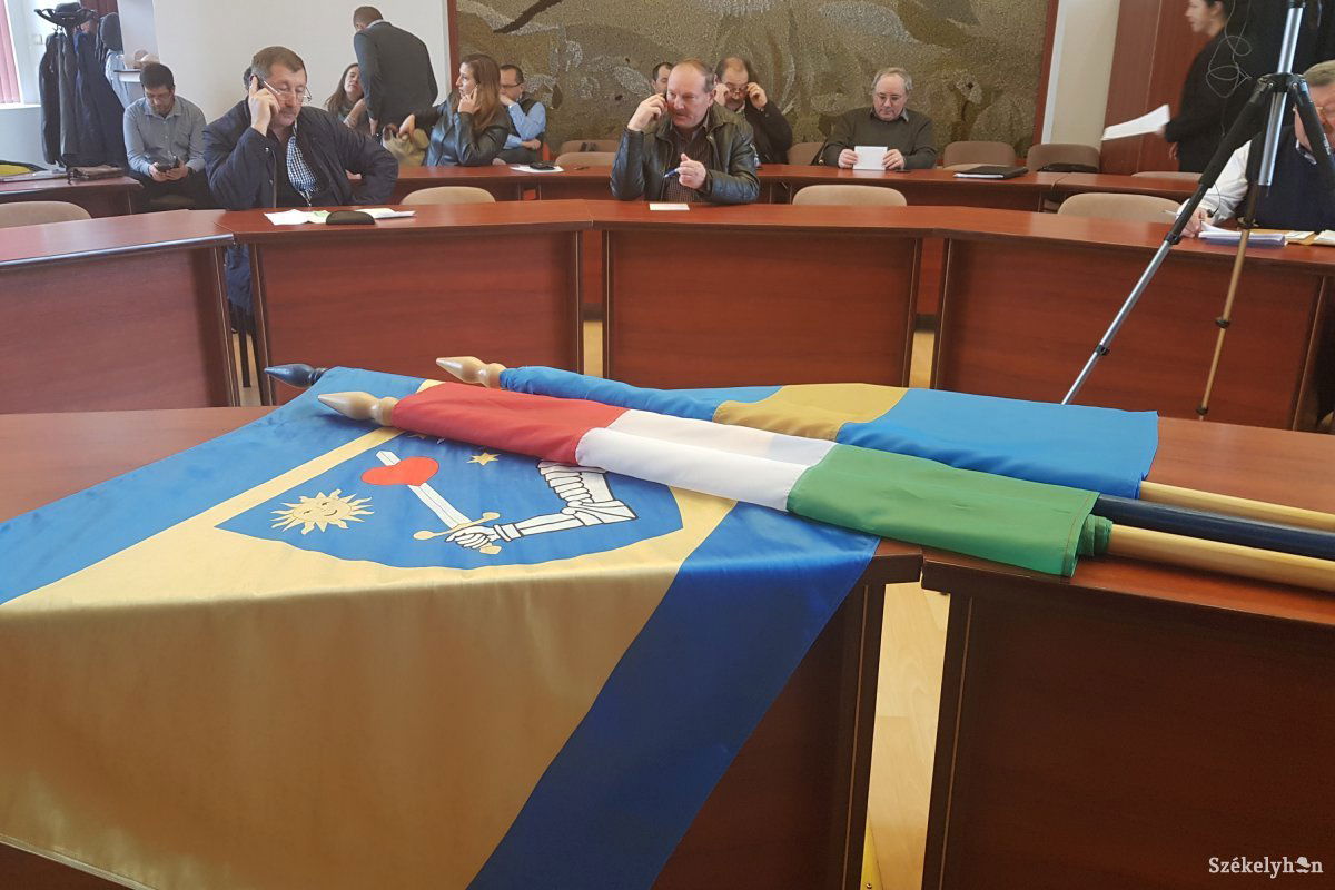 Kibújt a szög a zsákból: csak a magyar és a székely zászló kihelyezése „törvénytelen” &bullet;  Fotó: Bíró Blanka