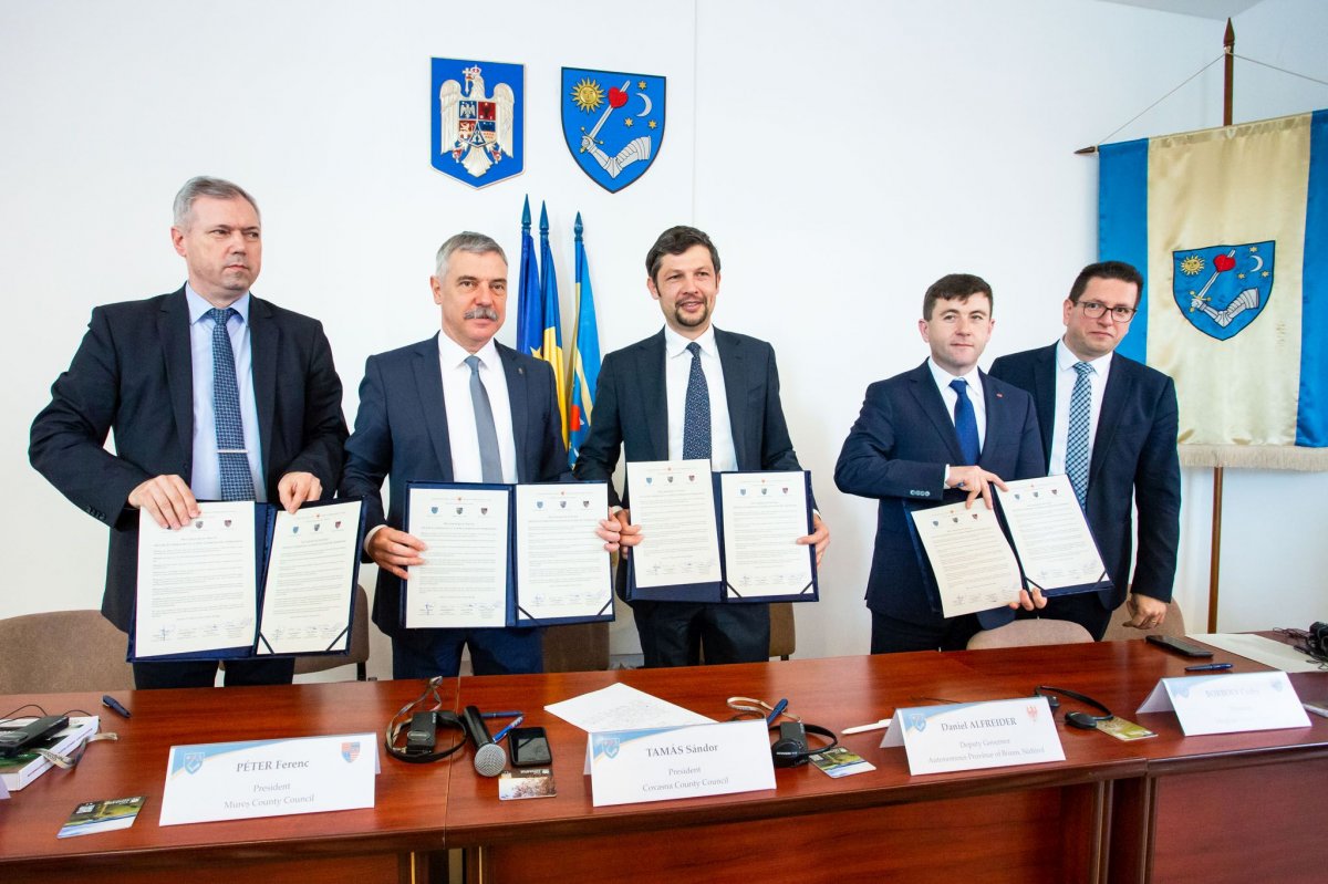 Péter Ferenc, Tamás Sándor, Daniel Alfreider, Borboly Csaba és Vincze Loránt a szándéknyilatkozat aláírása után •  Fotó: Kocsis B. János