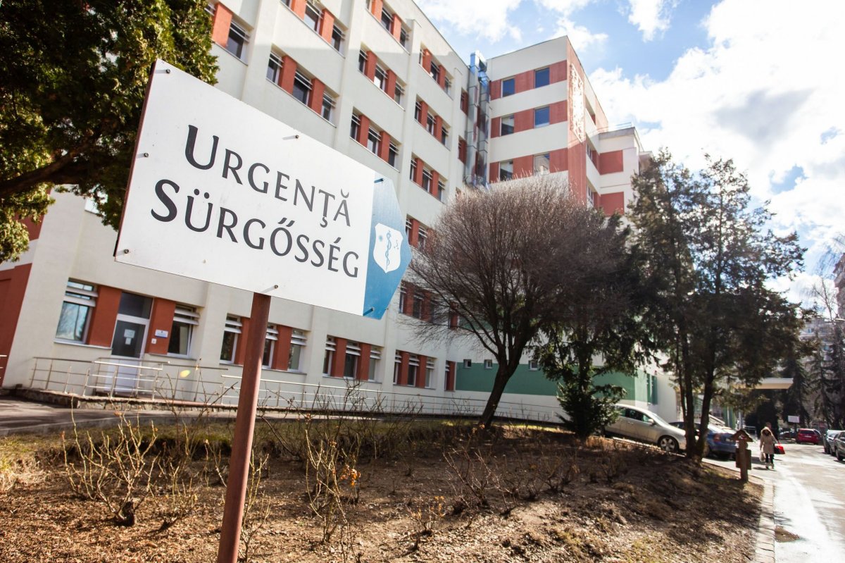 A sepsiszentgyörgyi kórháznál. Újabb orvos vállalta fel, hogy koronavírussal fertőződött. Képünk illusztráció •  Fotó: Kocsis B. János