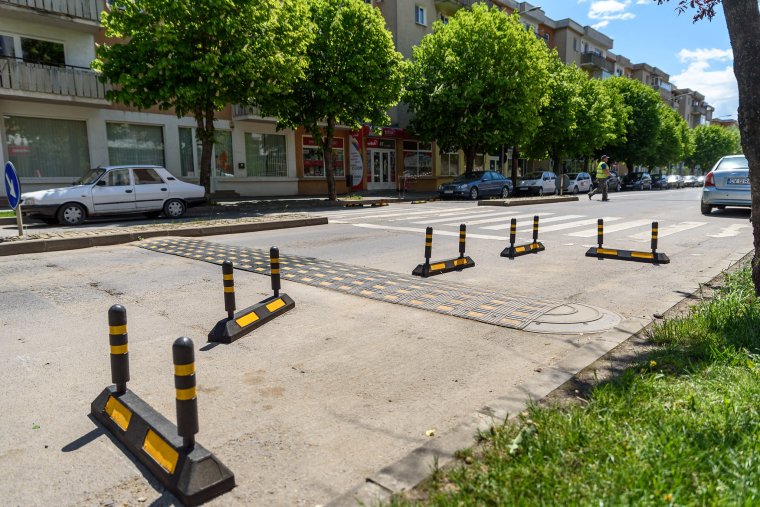 Lopják a gyalogosok biztonságát növelő elemeket