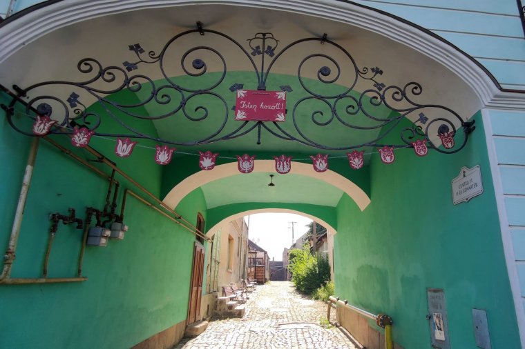 Újítják a város arculatát meghatározó udvartereket Kézdivásárhelyen