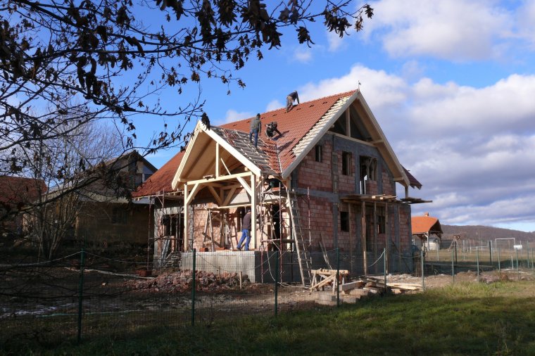Tető alá került a Sepsiszentgyörgy határában épülő magyar sajtóház