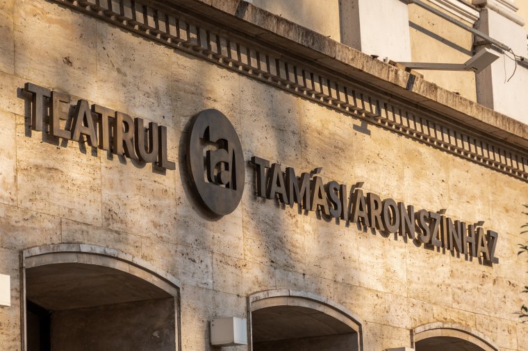 Módosítani kellett a díszfeliratot a színház homlokzatán