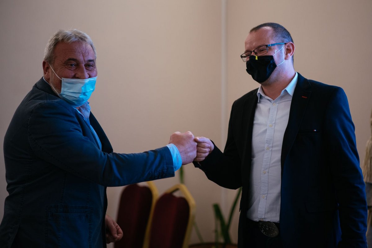 Bokor Tibor és Szilveszter Szabolcs a beiktatást követően •  Fotó: Kézdivásárhely Polgármesteri Hivatala
