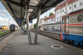 Lóháton, kerékpárral, sőt futva is előzhető a székely gyors