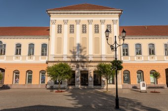 Dan Tanasáék feljelentése nyomán módosítani kellett a sepsiszentgyörgyi Tamási Áron Színház díszfeliratát