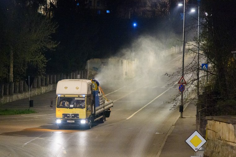Átalakított hóágyúval fertőtlenítik a sepsiszentgyörgyi utcákat