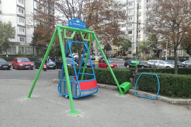 Kerekesszékesek által használható hintára gyűjtenek Sepsiszentgyörgyön