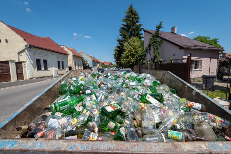 Ötven tonna üveg a kijárási tilalom alatti lomtalanítás eredménye