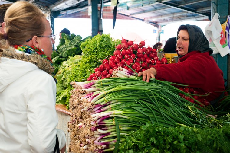 A helyi termelőknek próbálnak kedvezni az egyébként drága sepsiszentgyörgyi piacon