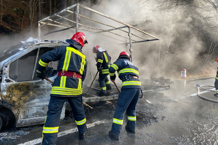 Felborult, útról lesodródott és kigyúlt autókhoz riasztották a tűzoltókat
