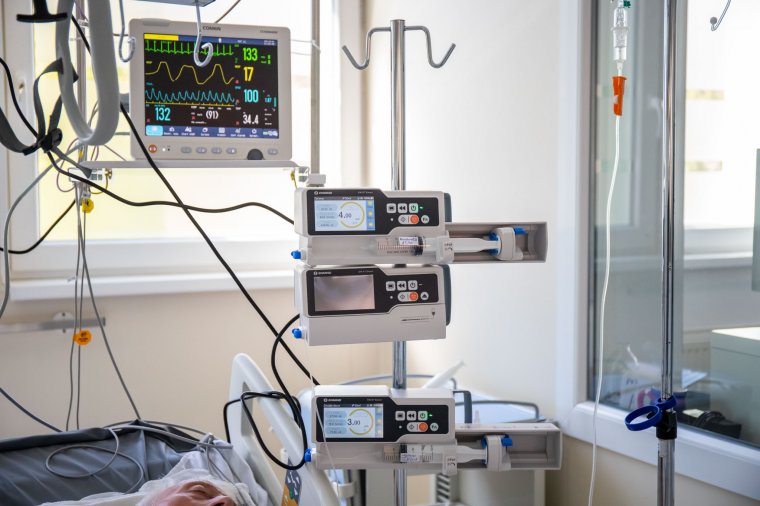 Gyors ütemben terjed a járvány, csaknem 7000 új koronavírusos megbetegedésről érkezett jelentés