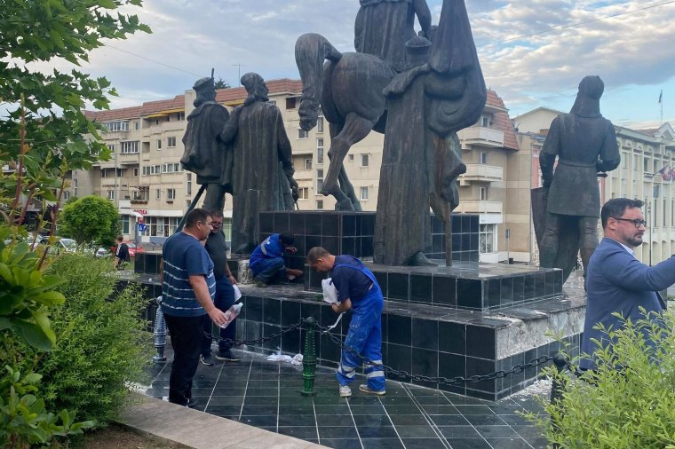 Magyar zászlót festettek a sepsiszentgyörgyi Mihai Viteazul-szoborcsoport talapzatára