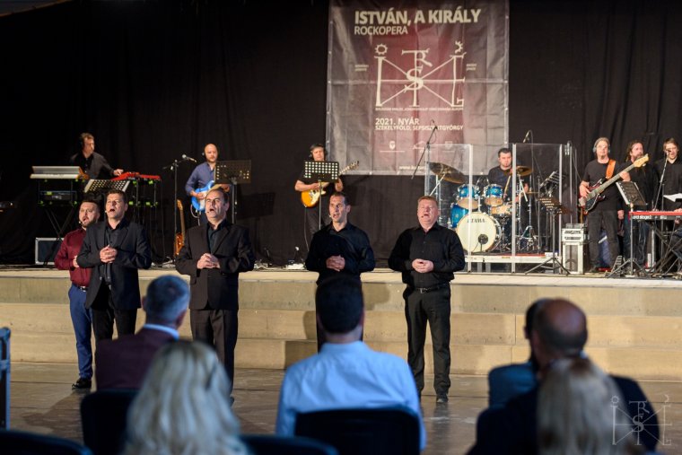 István, a király Székelyföldi Nagyprodukció: nem kell oltási igazolás, sem gyorsteszt, de a maszkviselés kötelező