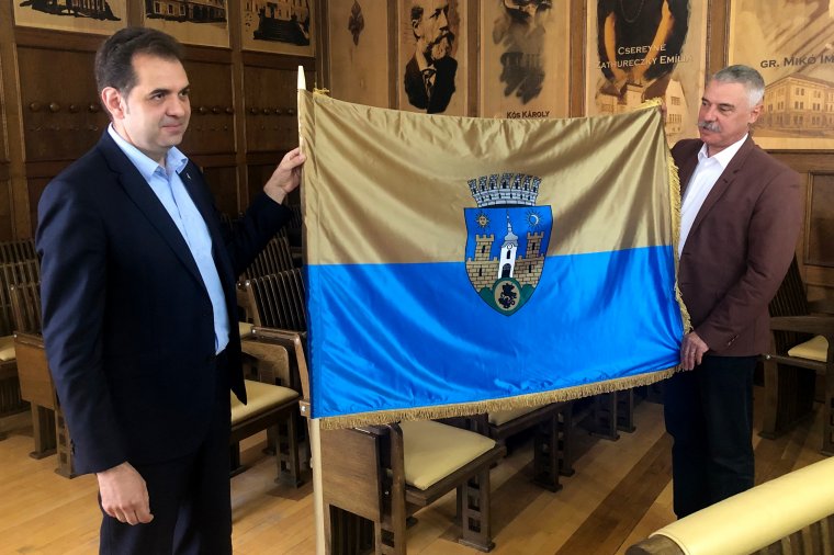 Évekig egy bukaresti fiókban porosodott Sepsiszentgyörgy zászlója, de hamarosan kitűzve láthatjuk