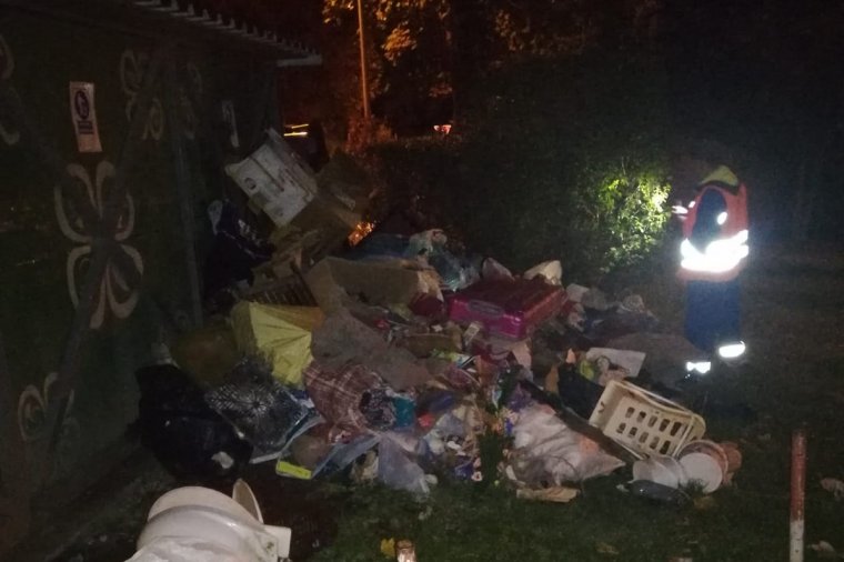 Kisteherautónyi hulladékot ürítettek a szemétlerakó mellé