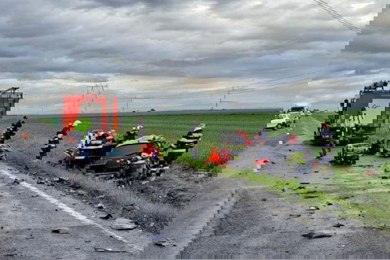 Áttért a menetirányával ellentétes sávra, frontálisan ütközött egy teherautóval