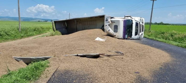 Oldalára dőlt teherautó akadályozta a forgalmat az országúton