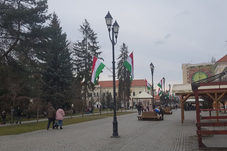 „Elemzi” a prefektúra a Sepsiszentgyörgyön kitűzött magyar zászlókat