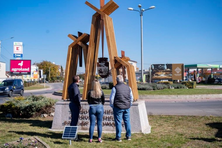 Helyére került a város címere alapján készített totem Kézdivásárhelyen