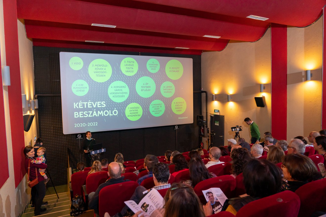 A polgármester szerint elő lehet venni a két évvel ezelőtti kampányújságot, és megnézni, mi valósult meg az ígéretekből •  Fotó: Kristó-Gothárd Hunor