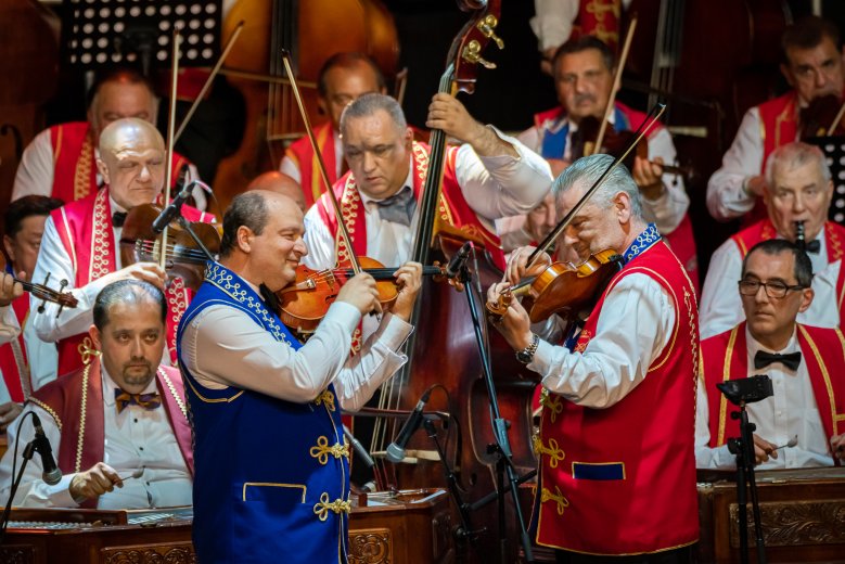 Újévi „zenei párbaj” a 100 Tagú Cigányzenekarral Kolozsváron