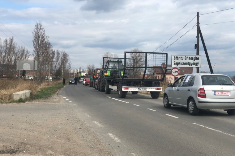 Hatalmas járműkonvojjal tiltakoztak az autópálya tervezett nyomvonala ellen