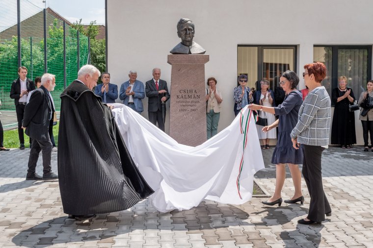 Anyaországi támogatásból újult meg, és felvette Csiha Kálmán nevét a kézdivásárhelyi református kollégium