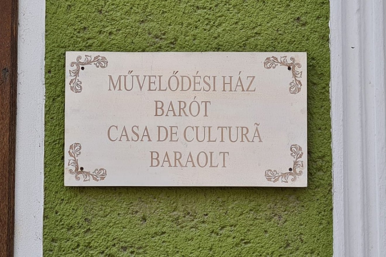 Egyelőre a helyén marad a baróti kultúrház névtáblája •  Fotó: Benedek Huszár János/Facebook