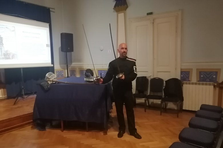 Mitől szablya a szablya, miben különbözik a kardtól, és miért tartozik a magyarokhoz? –ezekről is beszélt Imreh István •  Fotó: Bodor Tünde