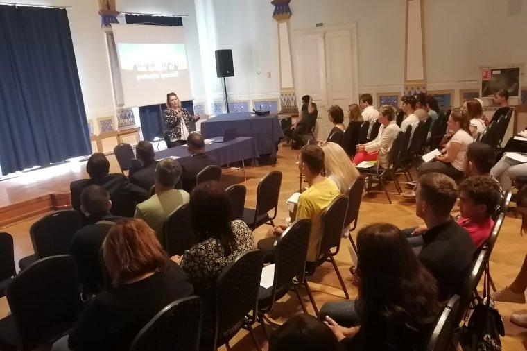Miként kezdhet önálló életet egy állami gondozott? – a nekik járó juttatásokról tájékoztatták a fiatalokat