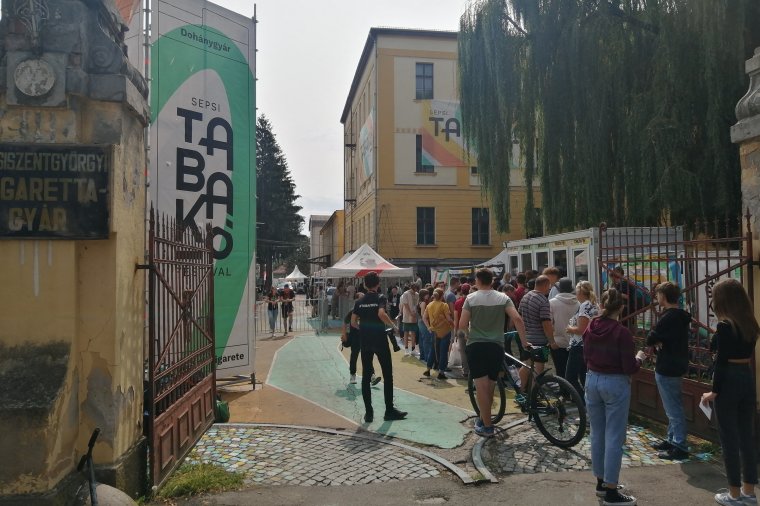 Berobbant a Tabakó!