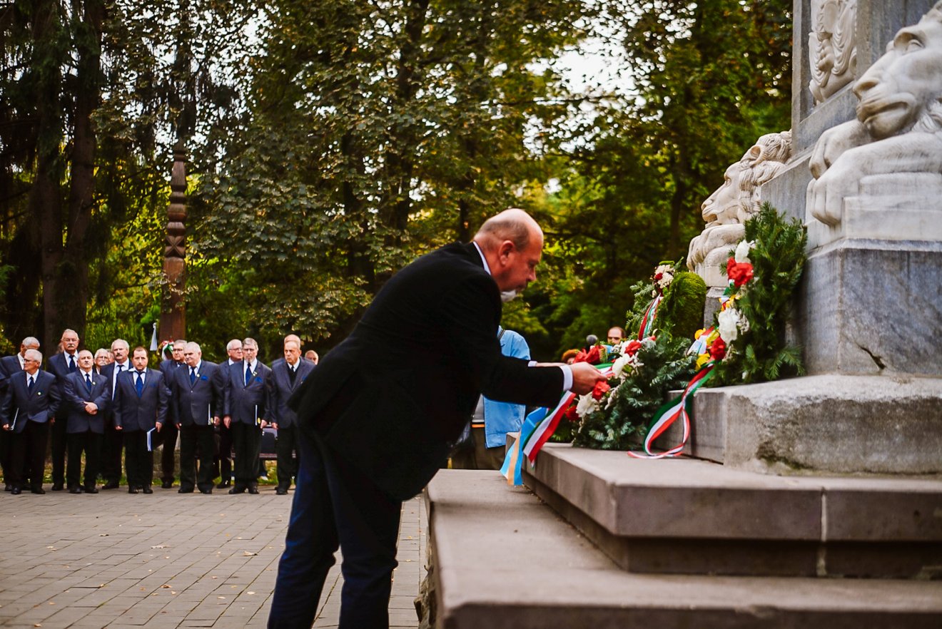 Markó Attila koszorúz a 48-as emlékműnél •  Fotó: Klárik Loránd