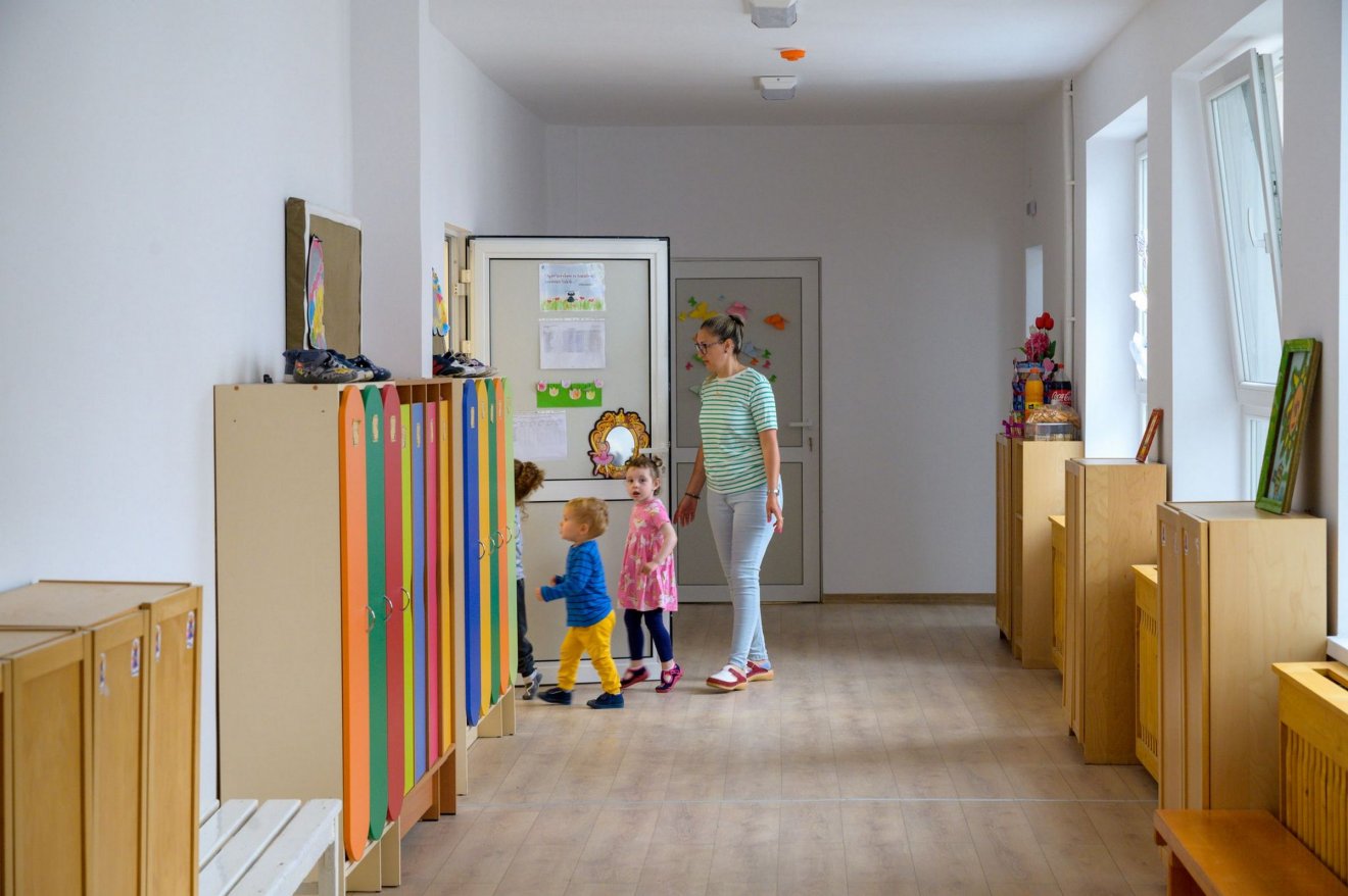 Bár minden hely foglalt, számos szülőnek még gondot jelent a bölcsődés korú gyermeke felügyeletének megoldása •  Fotó: Sepsiszentgyörgy Önkormányzata