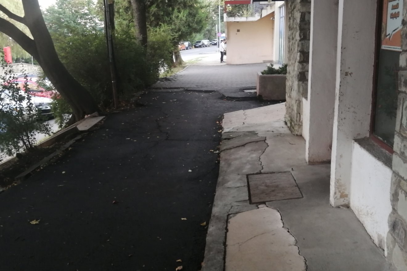 A domboldal „mocorog”, a járdák nem bírják a talajmozgást •  Fotó: Bodor Tünde