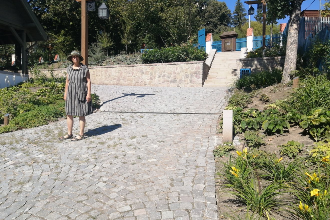 Herczeg Ágnes a múzeum hátsó kertjében 