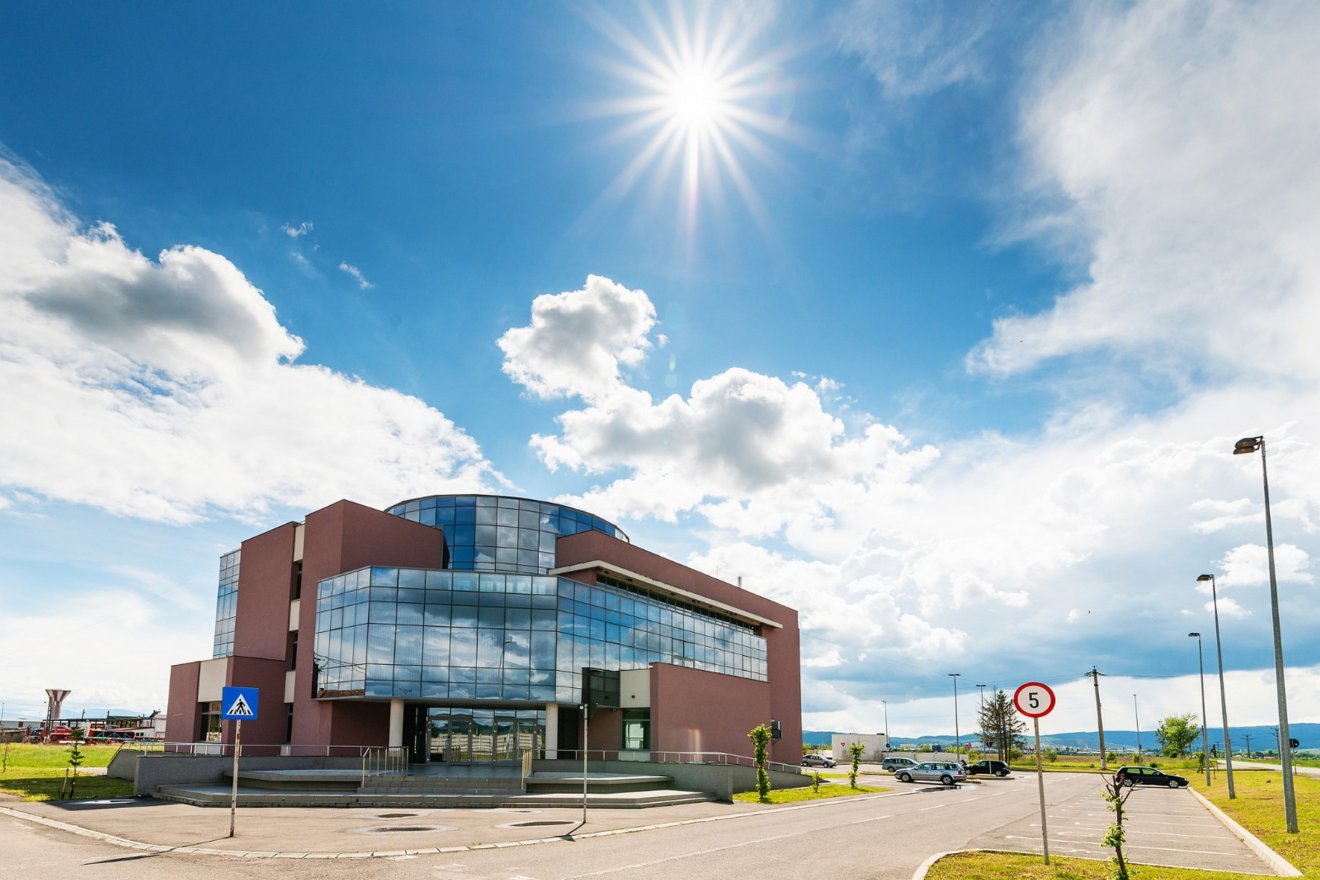 Az ipari park és a szépmezői lakótelep is bővülés elé néz, a leendő körforgalmak a forgalmas országútról való letérést és bekapcsolódást könnyítik meg •  Fotó: Antal Árpád/Facebook