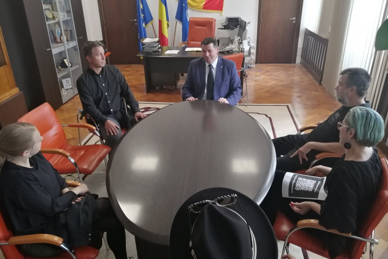 Ráduly István prefektus fogadta a tiltakozó intézmények vezetőit •  Fotó: Bodor Tünde