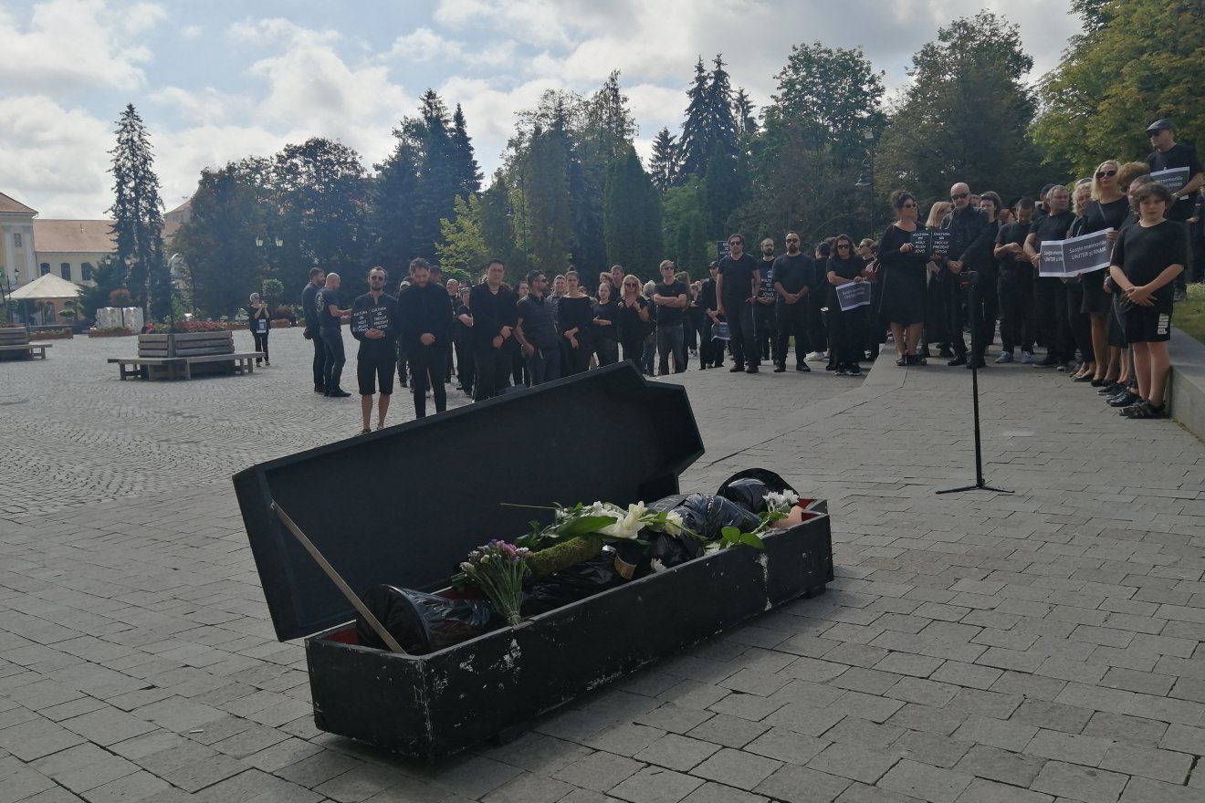 A kultúra halálos ítéletével ér fel a rendelettervezet, ezért a koporsó a prefektusi hivatal előtt •  Fotó: Bodor Tünde