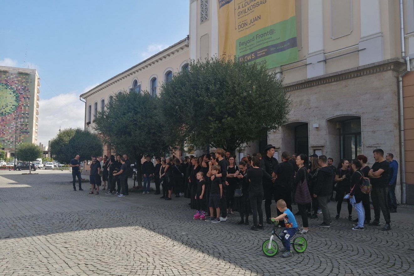 A Tamási Áron Színház előtt a színtársulat,  a Háromszék Táncegyüttes, az M Stúdió és a Cimborák Bábszínház együtt protestált •  Fotó: Bodor Tünde
